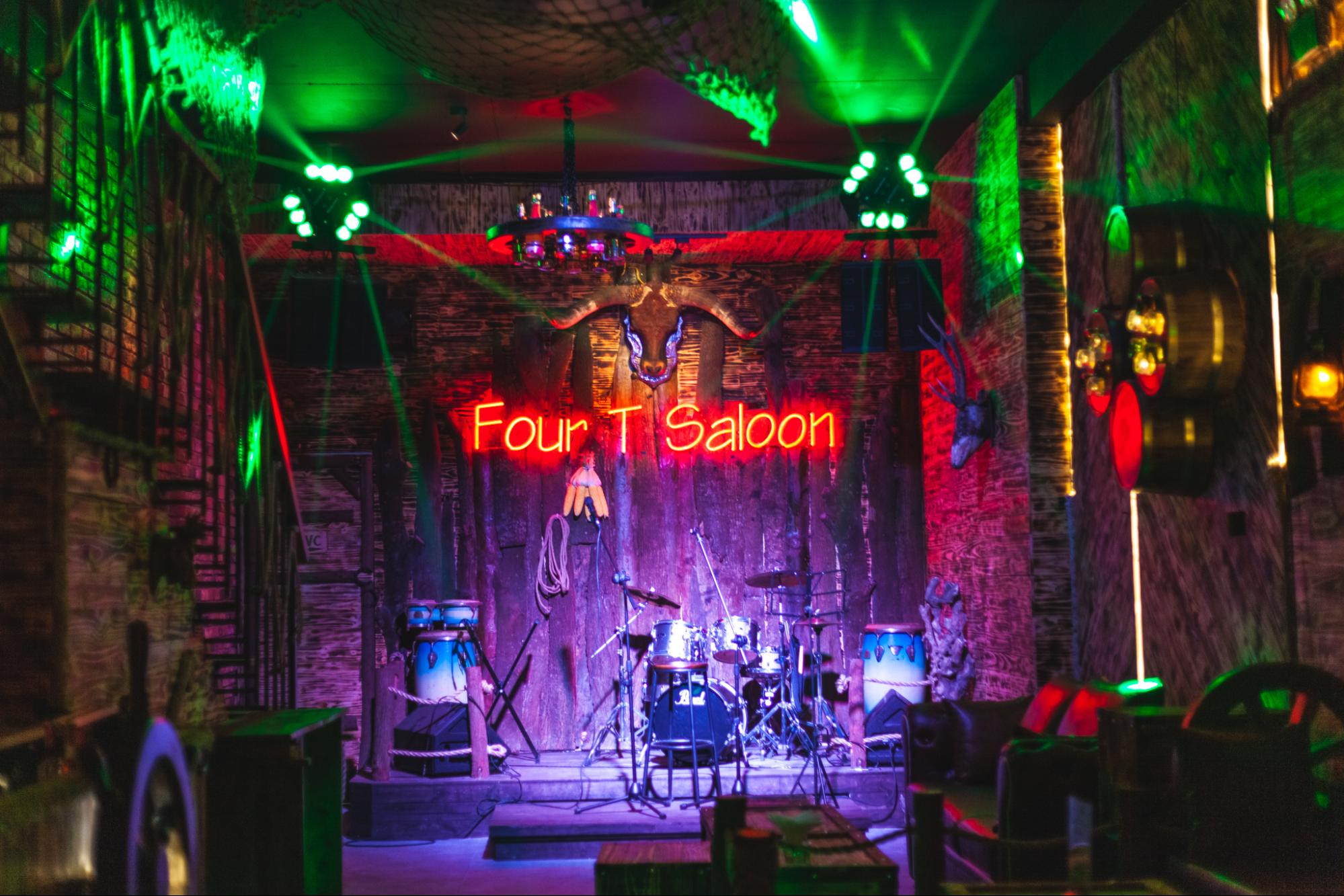 FOUR T SALOON – Quán Pub cực chill tại Đà Nẵng