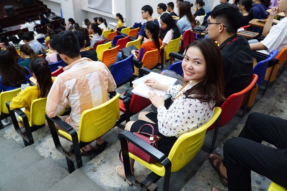 Hàng ghế nhiều màu sắc tại hội trường 613-03 Quang Trung, Đà Nẵng 