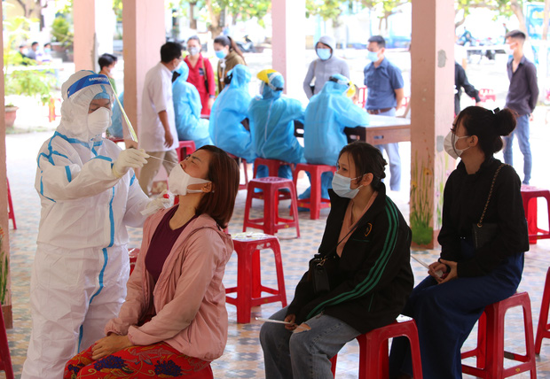 Nữ công nhân dương tính SARS-CoV-2 chưa rõ nguồn lây từng đi tắm biển đông người ở Đà Nẵng - Ảnh 1.