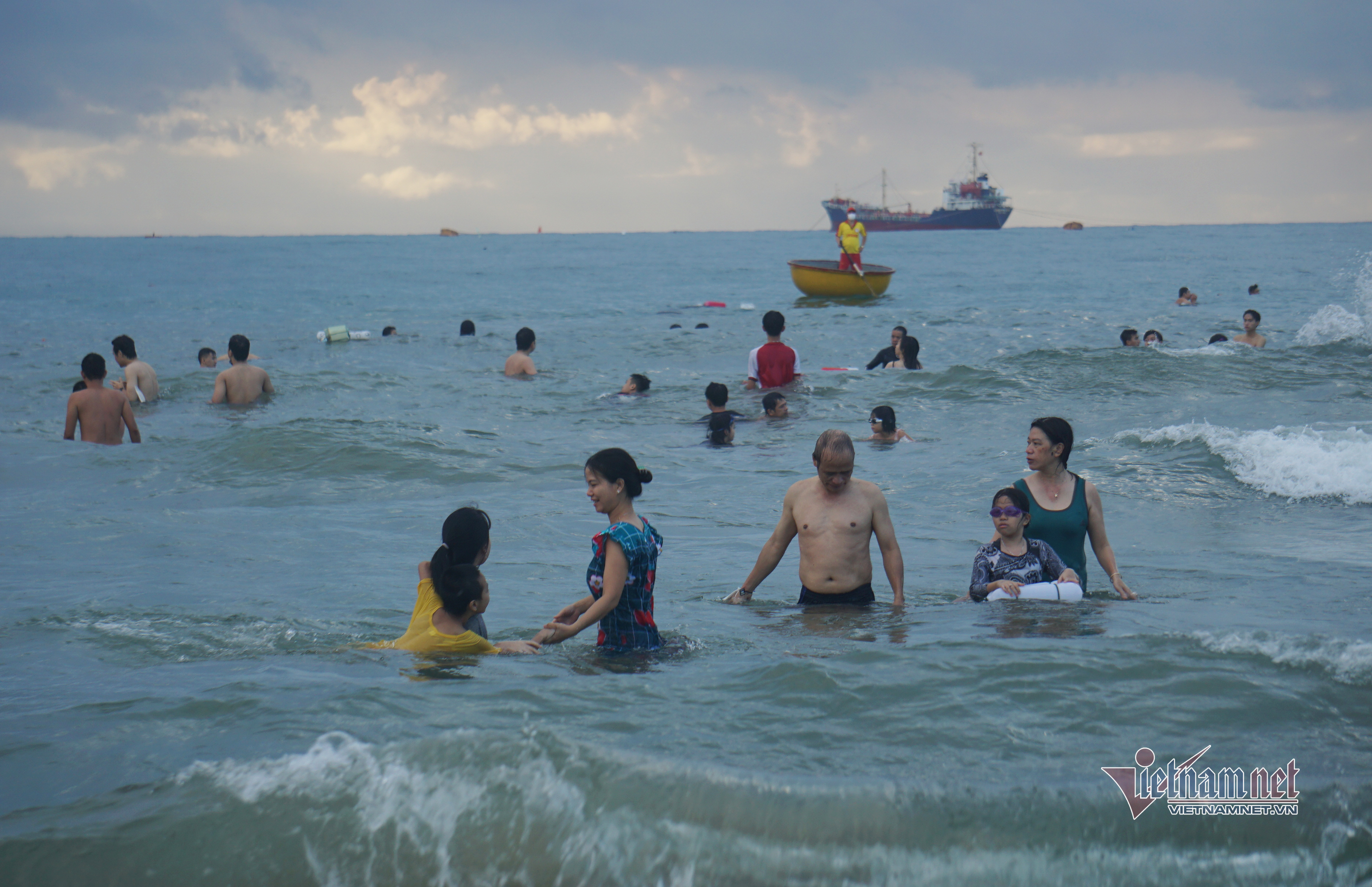 Bỏ lệnh cấm, người Đà Nẵng vui mừng đi tắm biển từ sáng sớm