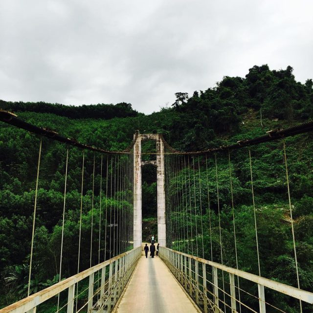 Cây cầu treo nối liền đôi bờ sông Thu Bồn. Ảnh: @ldna76